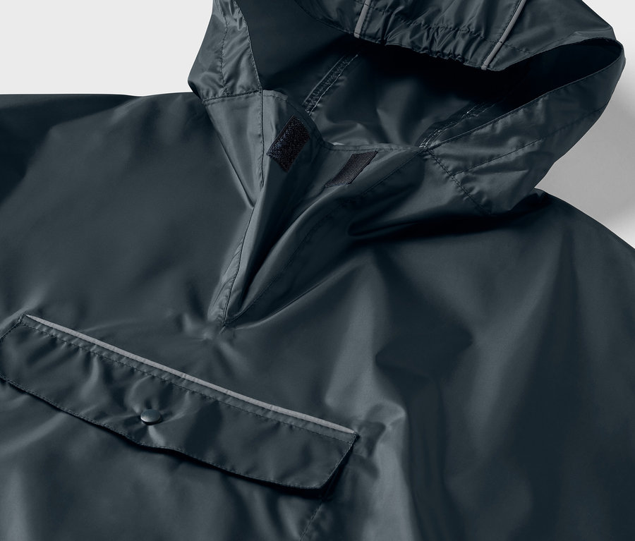 Detailansicht eines blauen Kinder-Regenponchos mit Kapuze und Tasche.