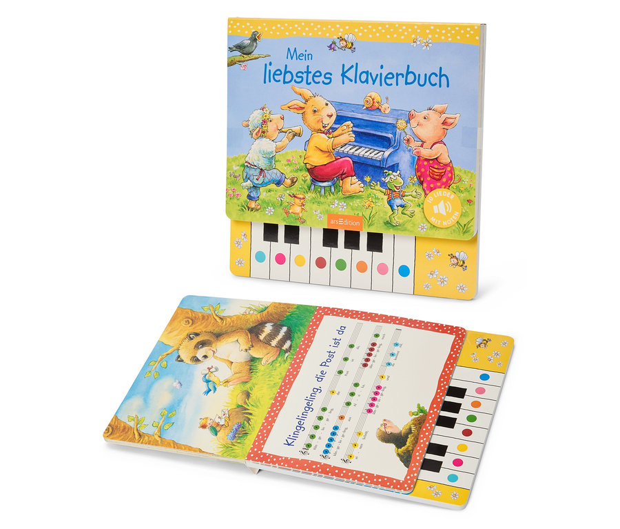Zwei Kinderbücher liegen übereinander. Das obere Buch zeigt Tiere, die Klavier spielen, das untere Buch Noten und ein Waschbär.