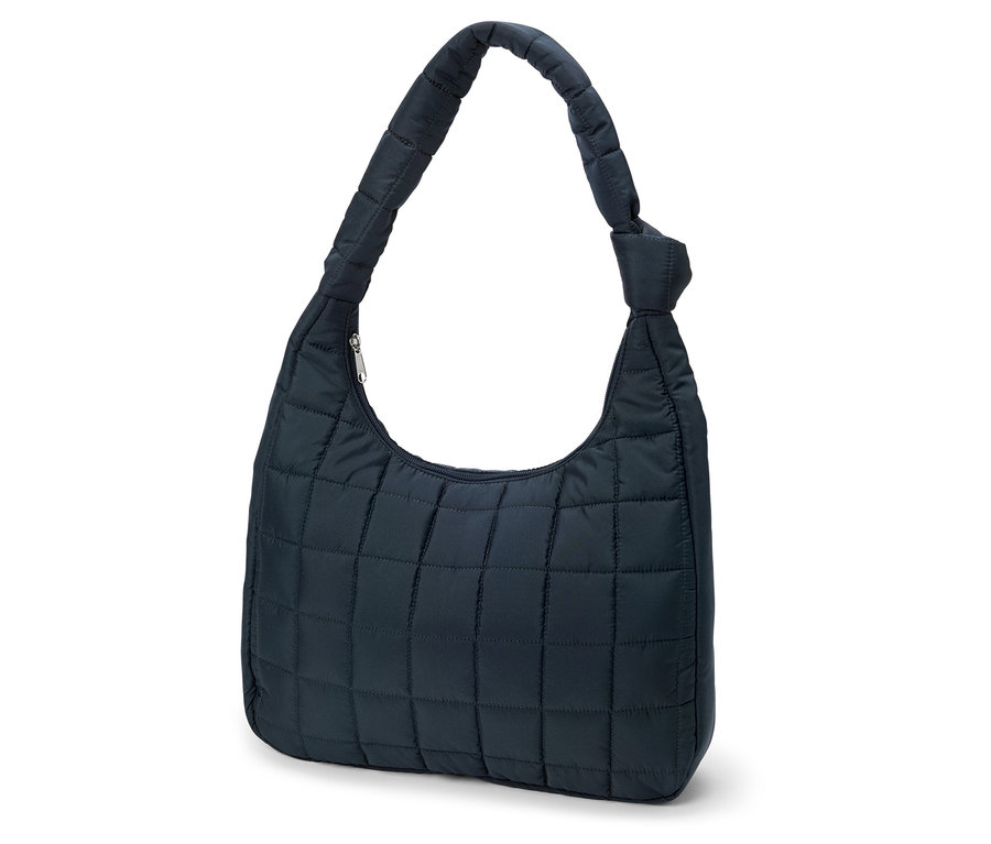 Eine marineblaue, gesteppte Handtasche mit einem einzelnen Trageriemen vor einem weißen Hintergrund.