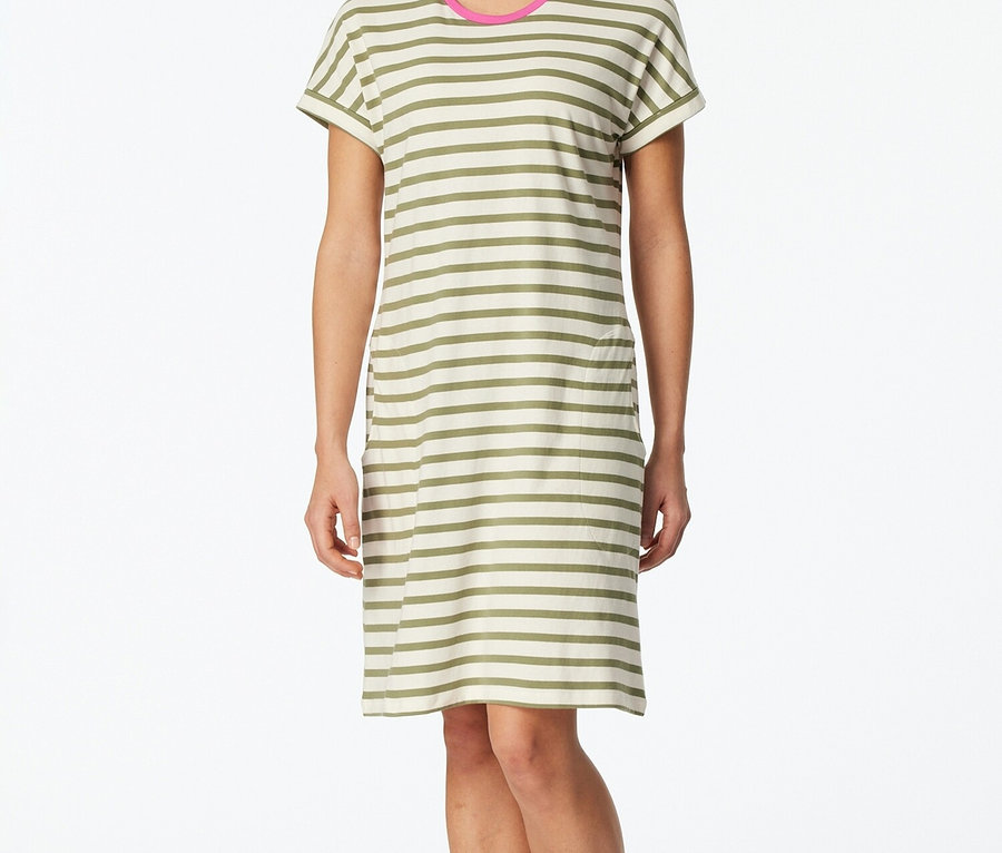 Frau steht barfuß und trägt ein gestreiftes T-Shirt-Kleid mit rosa Akzenten am Hals.