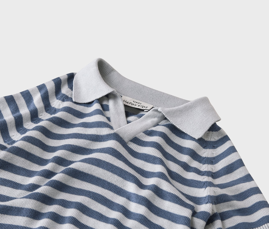 Nahaufnahme eines gestreiften Poloshirts in Grau und Blau.