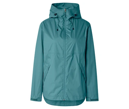 Türkisblaue Regenjacke mit Kapuze, Reißverschluss und Taschen auf weißem Hintergrund.