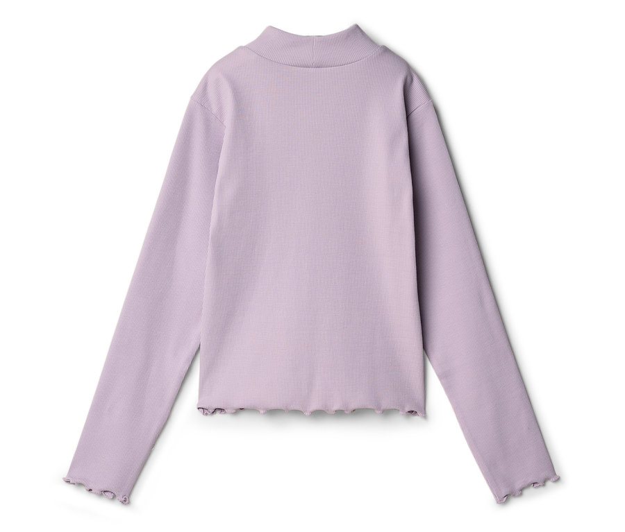 Lila, geripptes Langarmshirt mit Stehkragen und gewelltem Saum, flach ausgelegt.