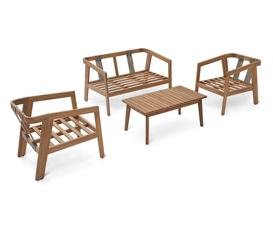 Ein Set aus Holzgartenmöbeln, bestehend aus einem Sofa, zwei Sesseln und einem Tisch, steht auf einem weißen Hintergrund.