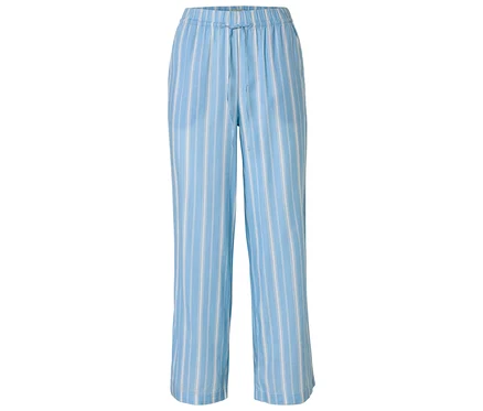 Hellblaue, gestreifte Pyjamahose mit Kordelzug im Bund, vor einem weißen Hintergrund.