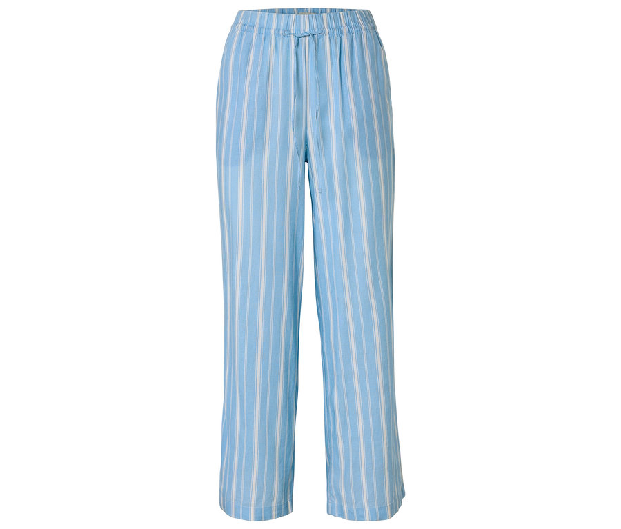Hellblaue, gestreifte Pyjamahose mit Kordelzug im Bund, vor einem weißen Hintergrund.