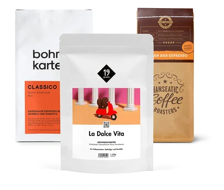 Drei Packungen Espresso Probierpaket "Italian Moment Piccolo" mit je 250 g Ganze Bohne stehen aufgereiht.