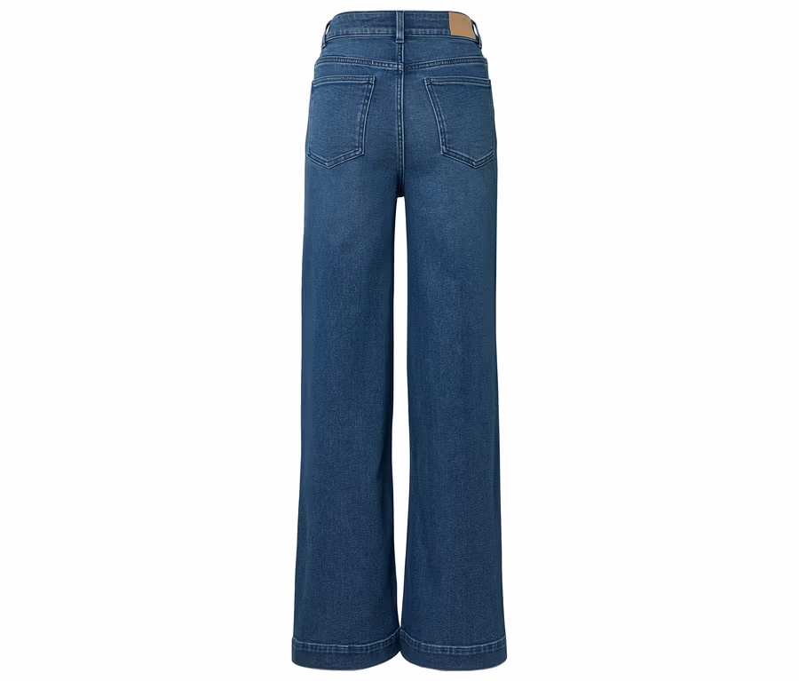 Rückansicht einer blauen, weit geschnittenen Jeanshose mit Taschen.