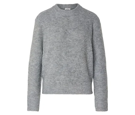 Grauer, langärmliger Strickpullover mit Rundhalsausschnitt vor weißem Hintergrund.