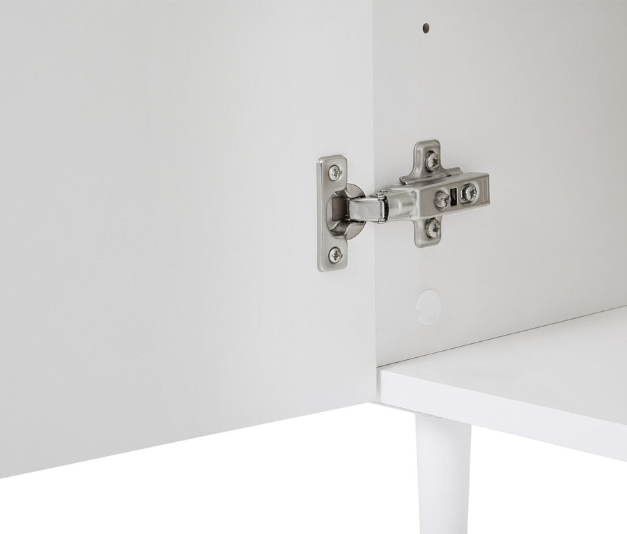 Detailansicht eines weißen Schranks mit einer silbernen Scharnierbefestigung an der Tür.