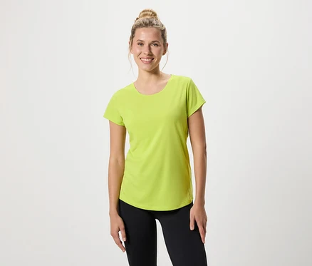 Frau trägt ein hellgrünes T-Shirt und schwarze Leggings.