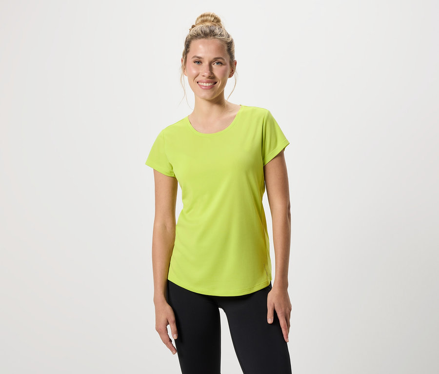 Frau trägt ein hellgrünes T-Shirt und schwarze Leggings.