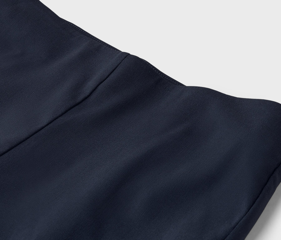 Detailansicht eines marineblauen Stoffes mit Falten.