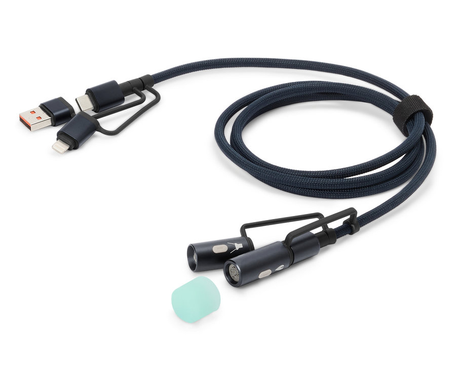 Ein blaues Ladekabel mit USB-, USB-C- und Lightning-Anschlüssen sowie zwei kleinen LED-Leuchten und einem Silikonaufsatz liegt auf einem weißen Hintergrund.