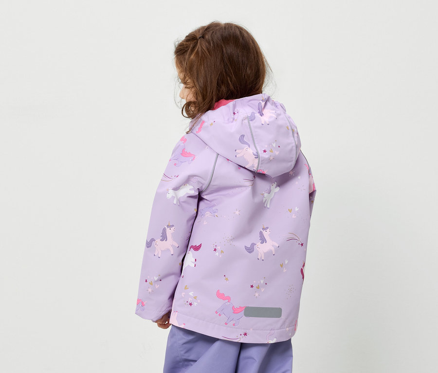 Von hinten ist ein Kind mit braunen Haaren in einer lila Jacke mit Einhornmuster und passender Hose zu sehen.