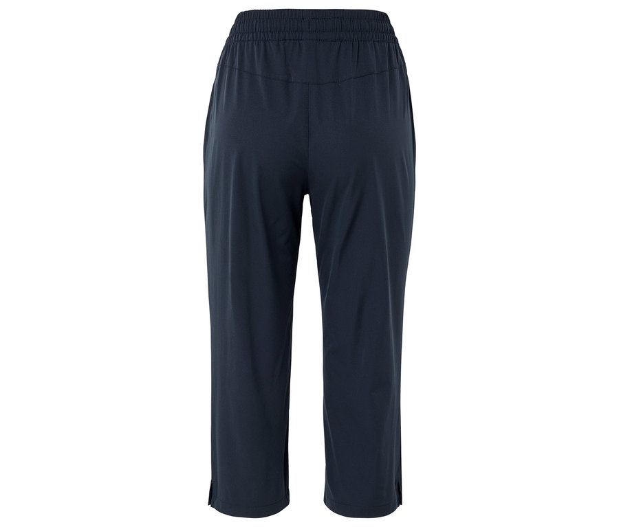 Dunkelblaue, lockere Hose mit Gummizug und Seitenschlitzen, von hinten fotografiert.