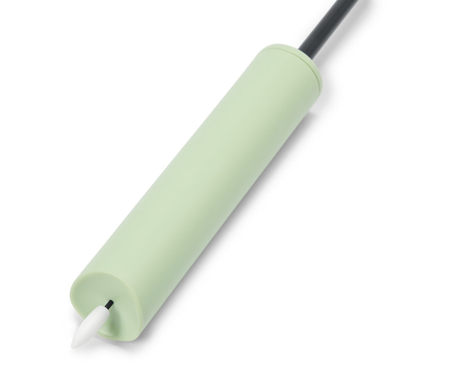 Nahaufnahme eines mintgrünen Stiftes mit schwarzer Spitze auf einem weißen Hintergrund.