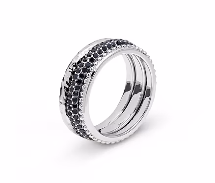 Detailaufnahme eines silbernen Rings mit schwarzen Steinen.