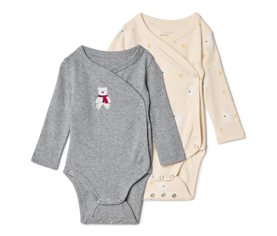 Zwei Baby-Bodysuits, einer grau mit Teddybär-Stickerei, der andere cremefarben mit Bären- und Sternenmuster.