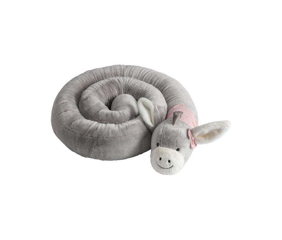 Grauer, aufgerollter Plüsch-Zugluftstopper in Form eines Esels mit rosa Schleife am Hals.
