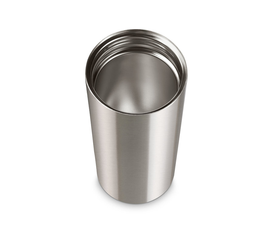 Ein silberfarbener Coffee-to-go-Becher aus Edelstahl.