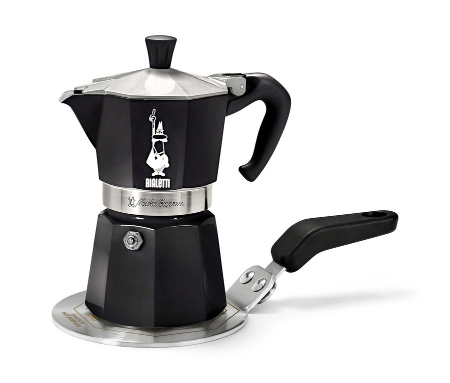 Schwarze Bialetti Moka Express Kaffeemaschine auf einer silbernen Herdplatte.