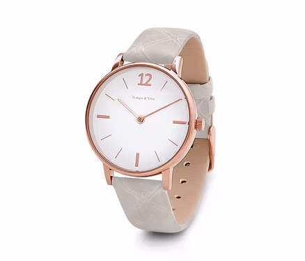 Nahaufnahme einer Armbanduhr mit Lederband, weißem Zifferblatt und roségoldenem Gehäuse.