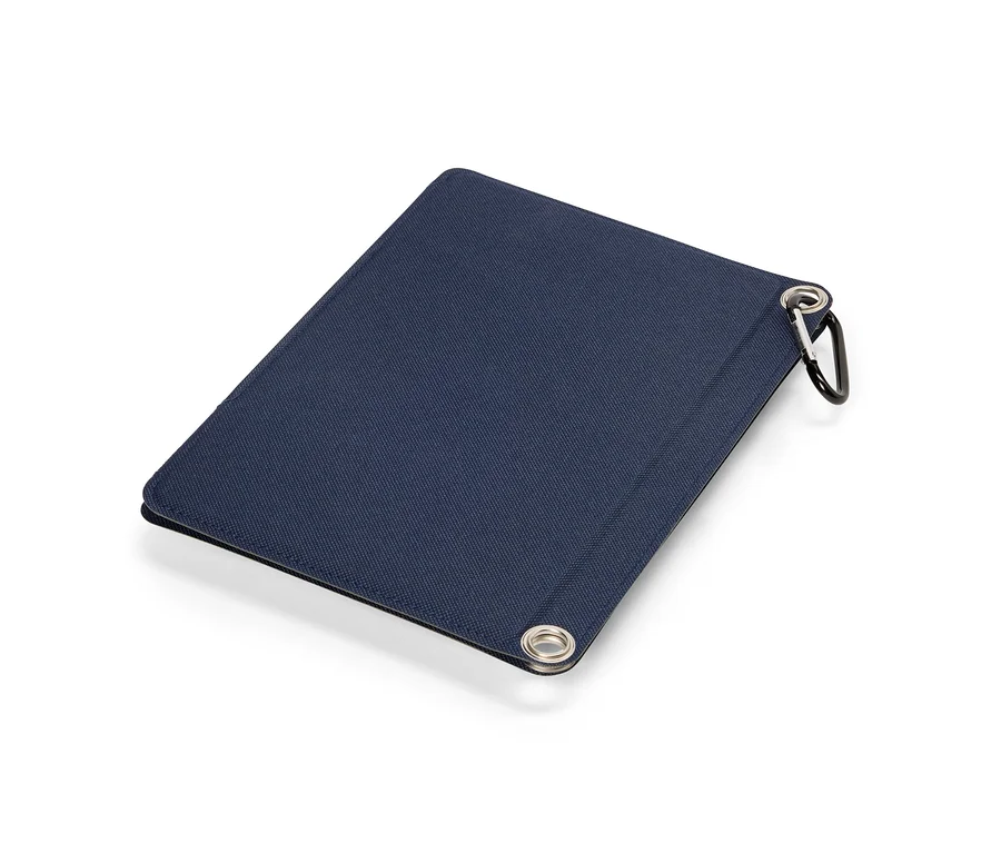 Dunkelblaue Tablethülle mit Karabinerhaken auf weißem Grund.