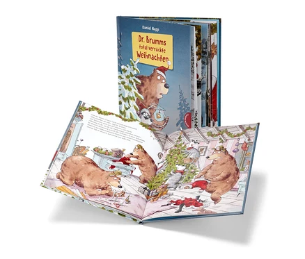 Offenes Buch "Dr. Brumms total verrückte Weihnachten" mit Illustrationen von Bären und Waschbären, die einen Weihnachtsbaum schmücken, im Hintergrund eine weitere Ausgabe des Buchs.