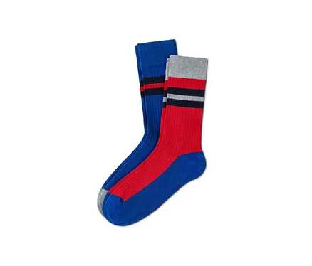 Zwei Paar orangefarbene Rippstrick-Socken, eines blau-rot gestreift und eines rot-grau gestreift.