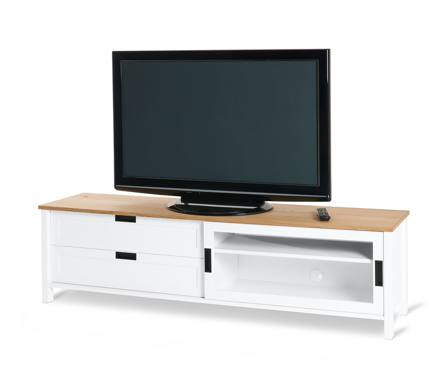 Ein schwarzer Fernseher steht auf einem weißen Lowboard »Clara« mit einer hölzernen Oberseite. Eine Fernbedienung liegt auf dem Lowboard.