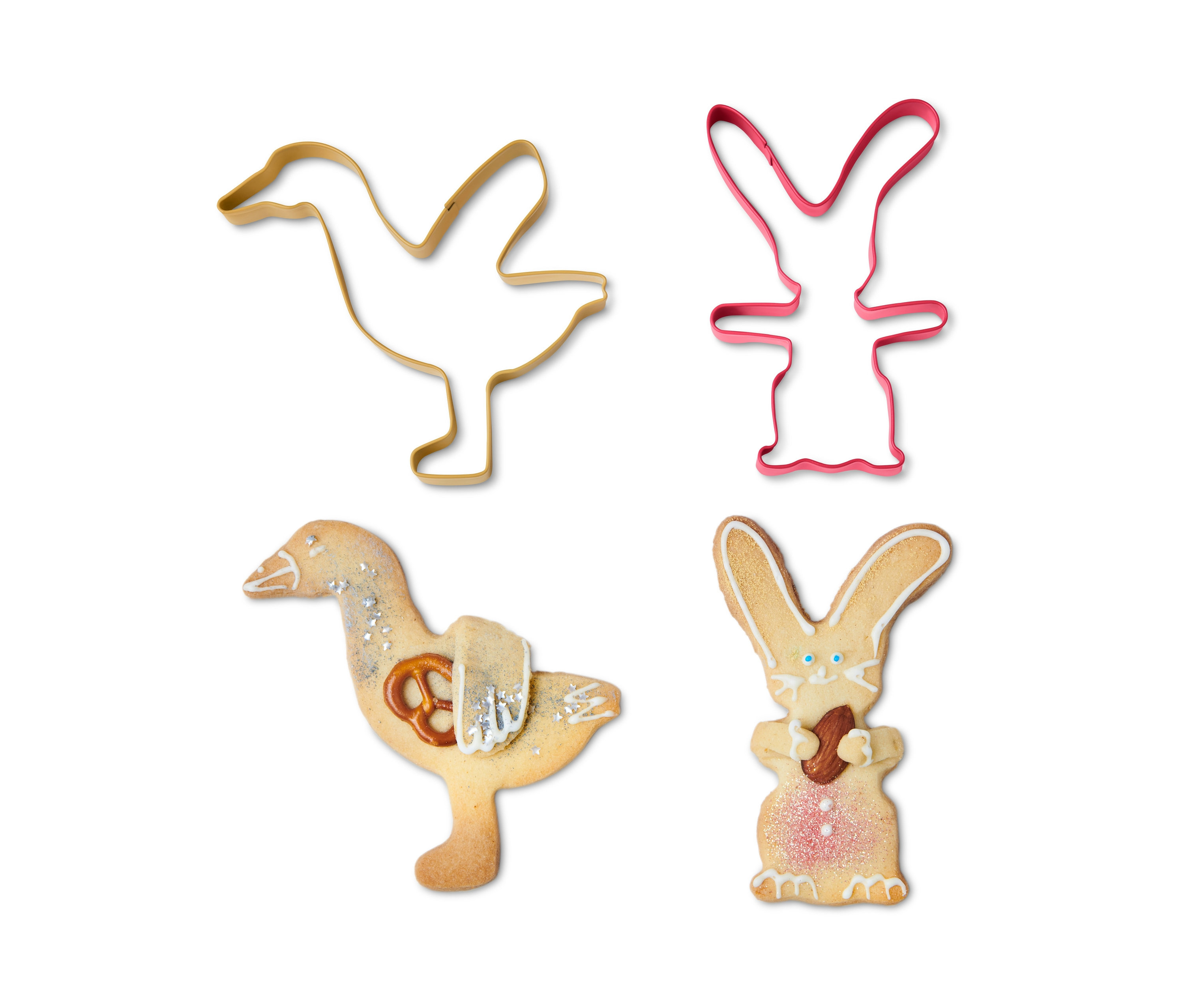 Zwei Keks Ausstecher in Form einer Gans und eines Hasen, sowie zwei Kekse, einer in Form einer Gans und einer in Form eines Hasen.