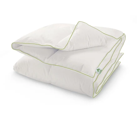 Ein gefaltetes, weißes irisette® greenline Daunen-Kassettenbett mit grünem Rand.