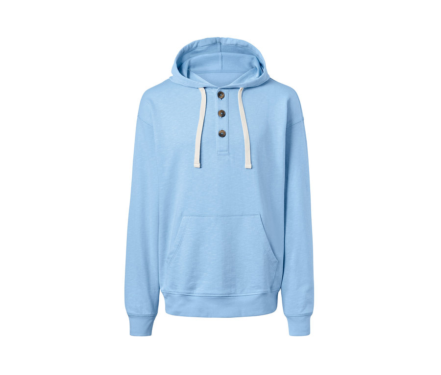 Hellblauer Hoodie mit drei Knöpfen.