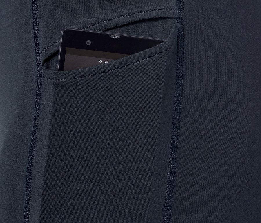 Detailaufnahme einer dunklen Tight mit einer Tablette in der Tasche.