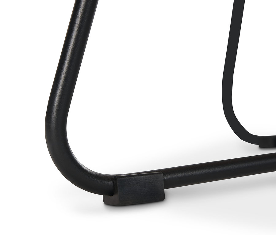 Detailaufnahme vom Fuß eines Design-Loungesessels mit Polyrattangeflecht.