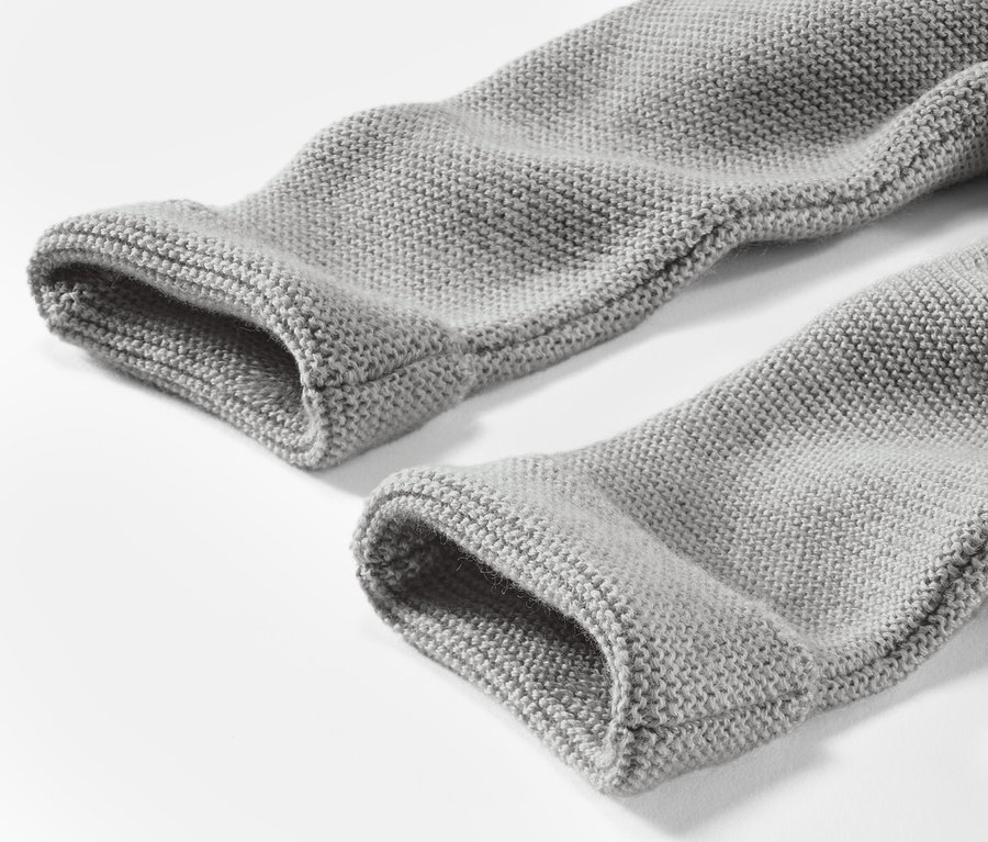 Detailaufnahme einer grauen Baby-Merino-Latzhose.