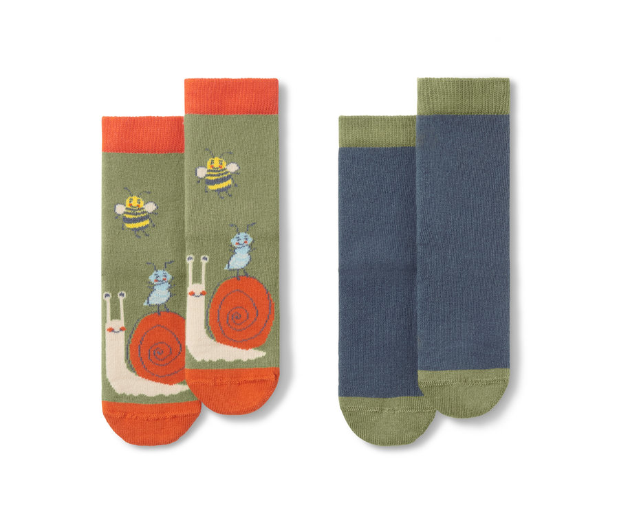 Zwei Paar Kinder-Antirutsch-Socken. Ein Paar ist olivgrün mit orangefarbenen Bündchen, Schnecken und Bienen. Das andere Paar ist blau mit grünen Bündchen.