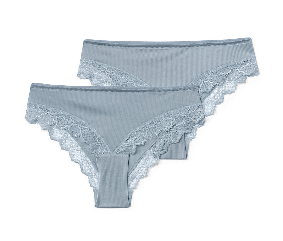 Zwei blaue Brazil-Slips mit Spitze.
