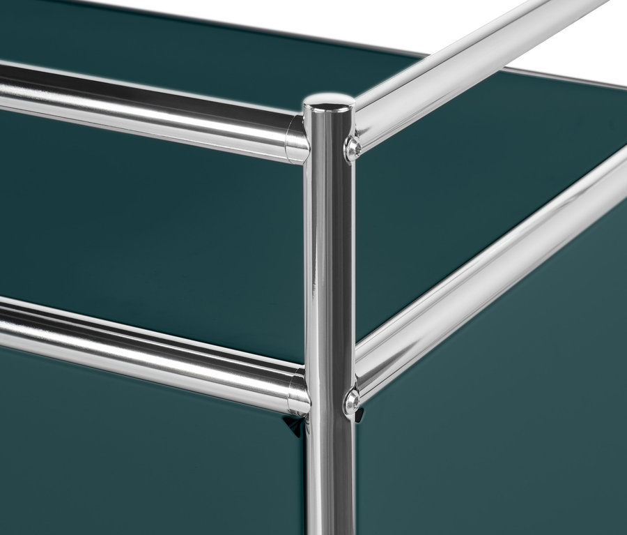 Detailansicht der grünen Konsole »CN3« mit Klappfach.