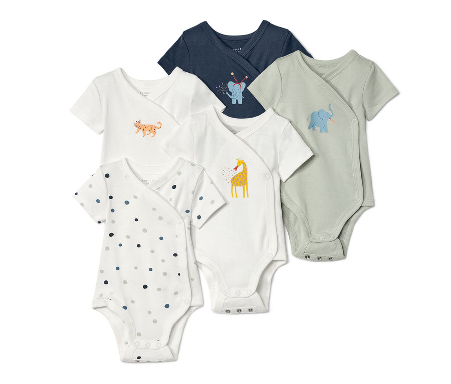 Fünf Baby-Bodys mit Mitwachsfunktion in Weiß, Blau und Grün mit Tierdrucken.