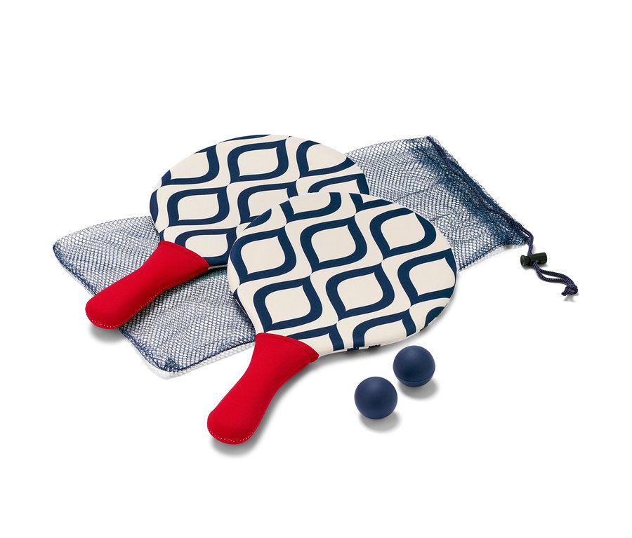 Ein Beachball-Set mit zwei Schlägern mit roten Griffen und blauem Muster sowie zwei blauen Bällen.