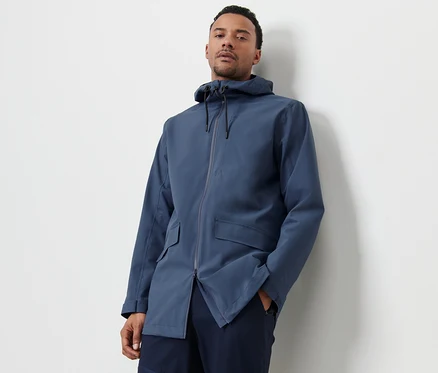 Mann posiert in blauer Outdoorjacke.