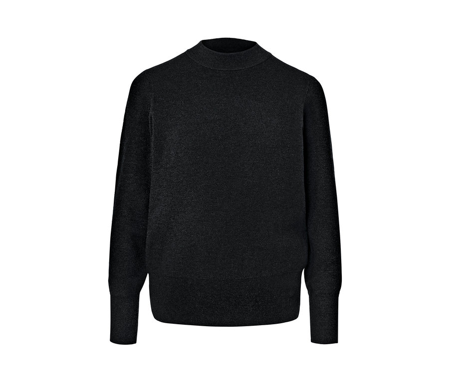 Schwarzer Feinstrickpullover.