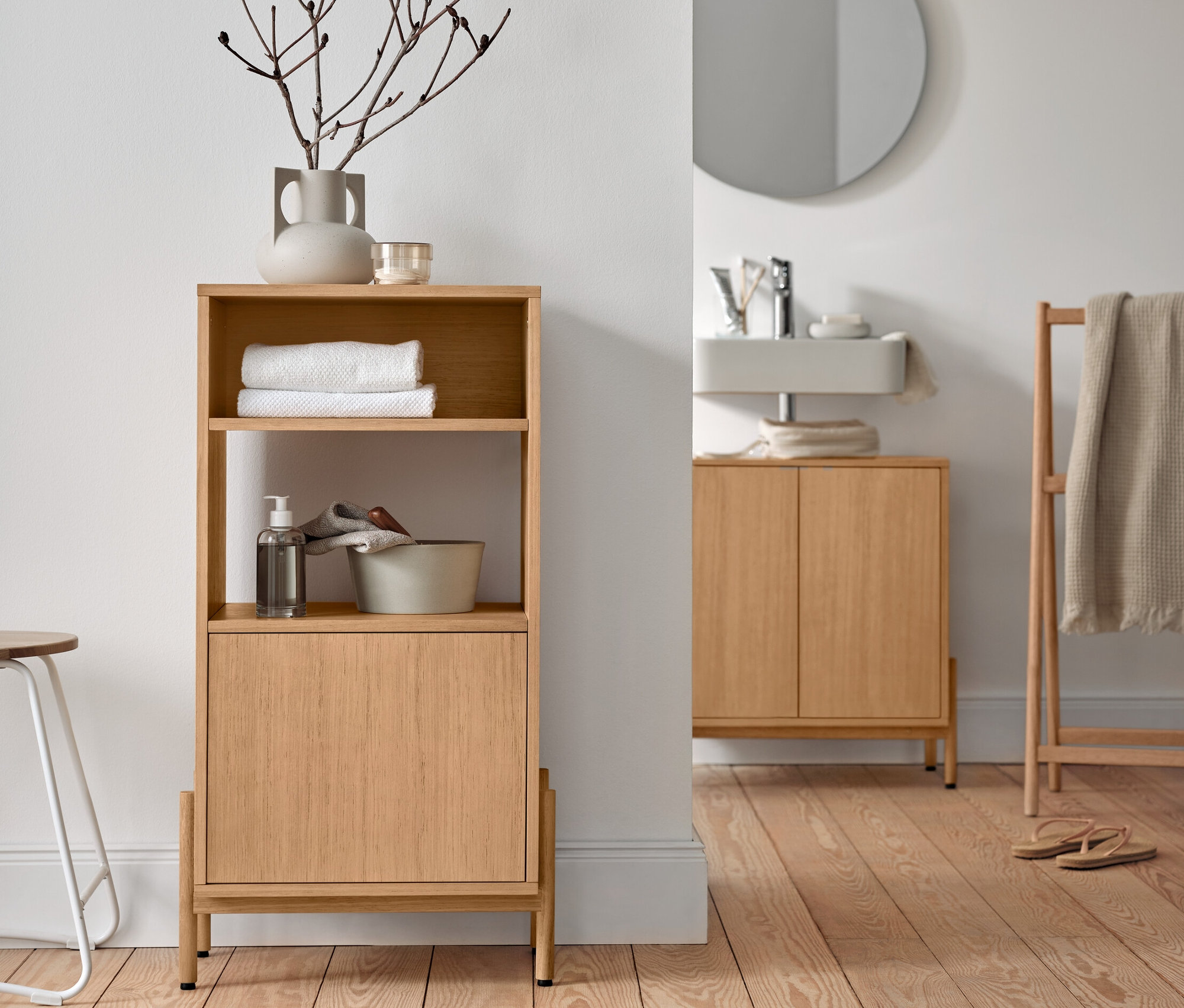 Badschrank mit Holzfurnier, Spiegel »Ameca«, Waschbeckenunterschrank und Handtuchständer aus Massivholz im Badezimmer.