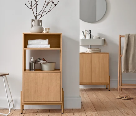 Badschrank mit Holzfurnier, Spiegel »Ameca«, Waschbeckenunterschrank und Handtuchständer aus Massivholz im Badezimmer.