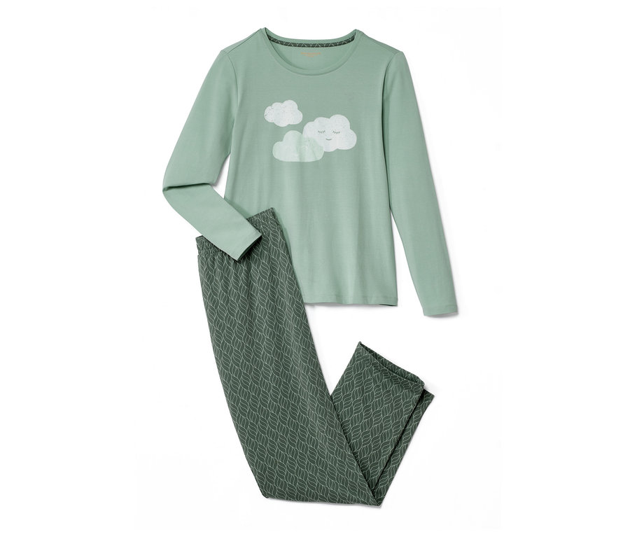 Grüner Pyjama mit langem Ärmel und Wolkenmuster und gemusterter Hose.