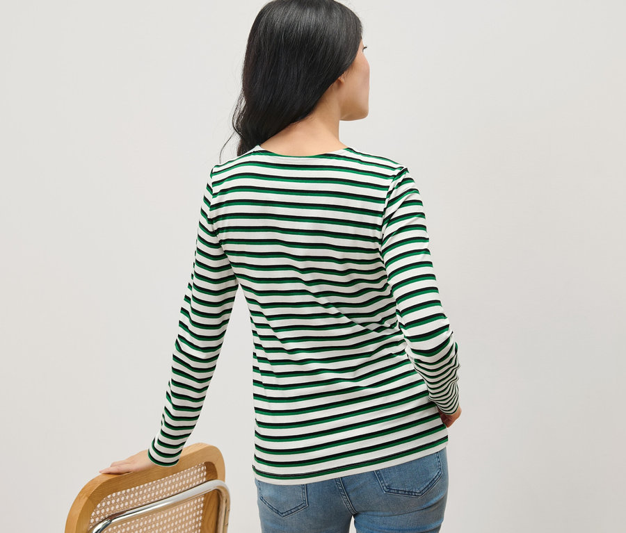 Frau von hinten trägt ein mehrfarbiges, gestreiftes Langarmshirt.