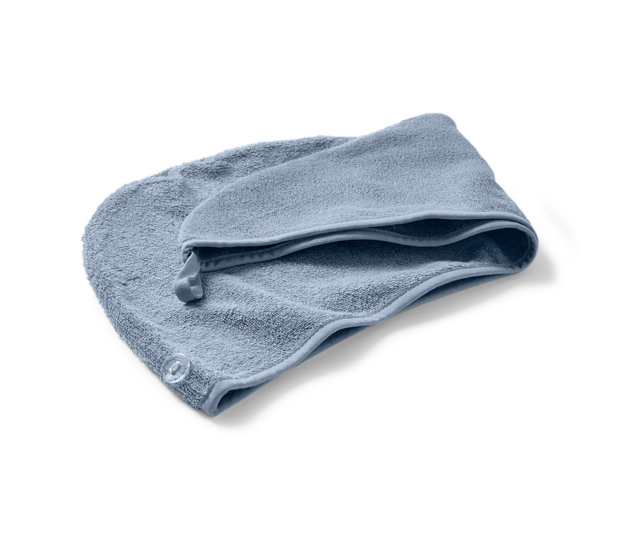 Hellblaues Turban-Handtuch auf weißem Hintergrund.
