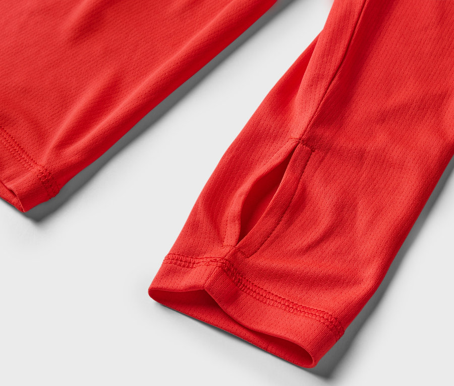 Detailaufnahme von einem roten Funktionsshirt.